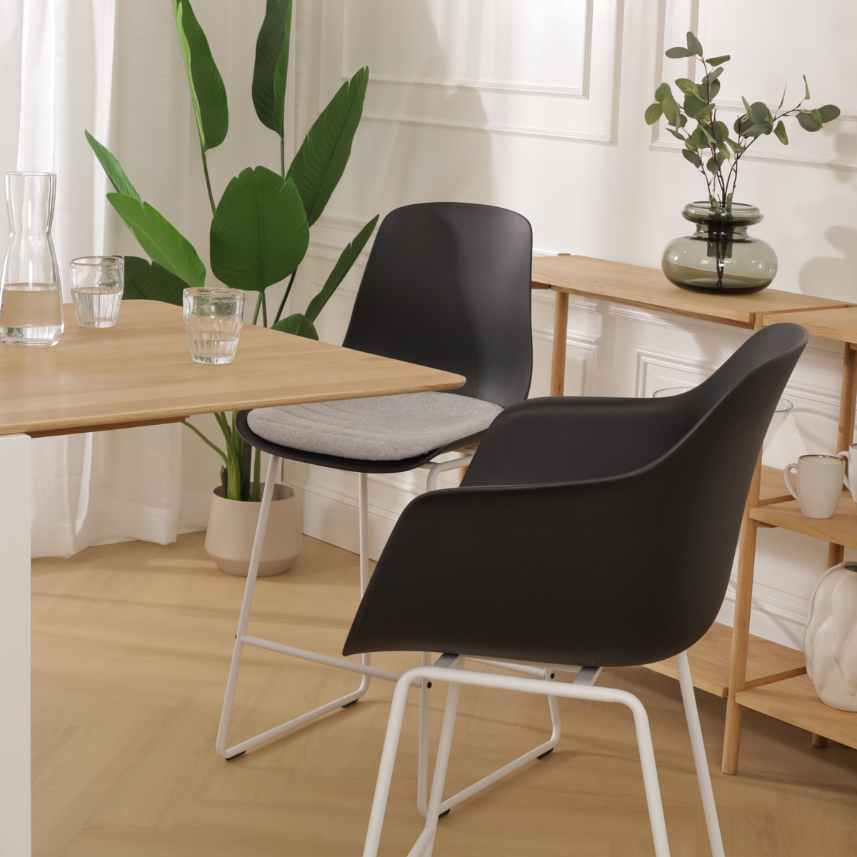 scandinavische barkruk zwart en lichtgrijs zitkussen - wit onderstel - 75 cm Nino-Liz