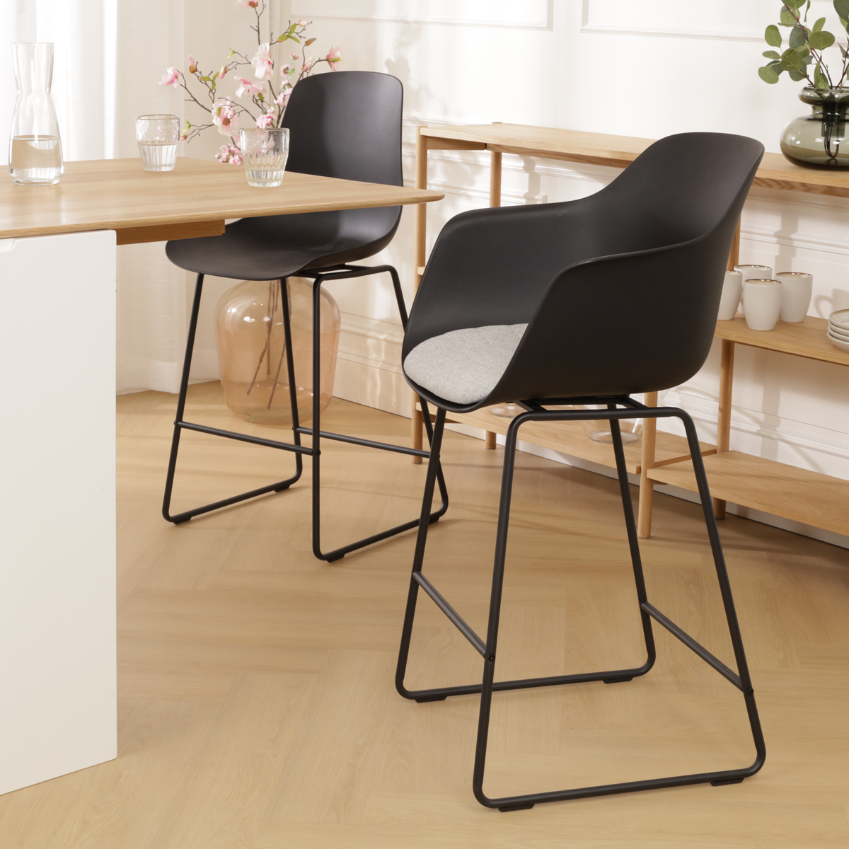 scandinavische bakruk zwart met lichtgrijs zitkussen - zwart onderstel - 65 cm Nino-Liz