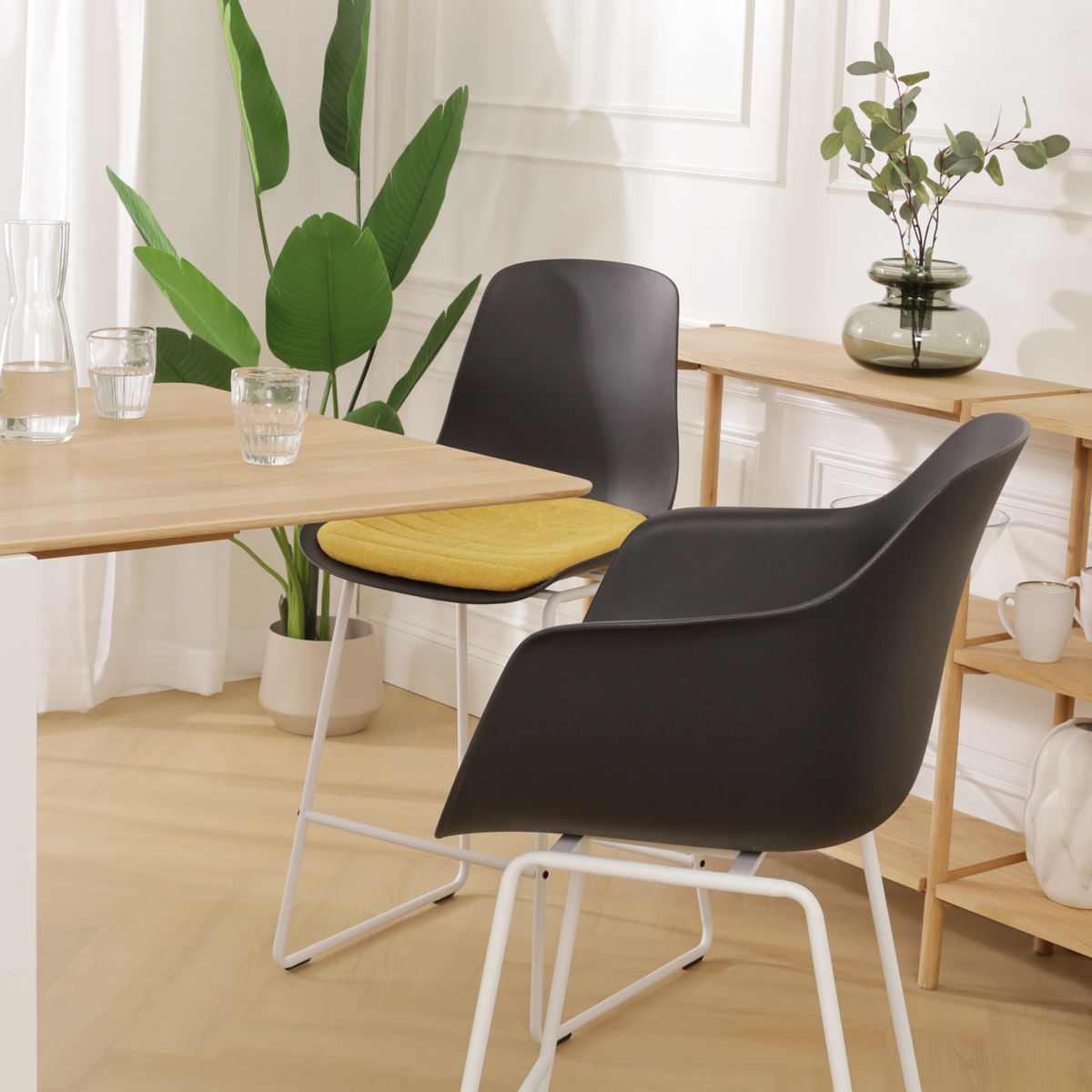 scandinavische barkruk zwart en okergeel zitkussen - wit onderstel - 75 cm Nino-Liz