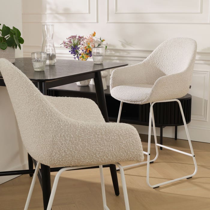 Nino-Mae barkruk bouclé beige - wit onderstel - 75 cm - set van 2 barstoel - rugleuning - kookeiland - armleuning - hoge - design - luxe - stof - bruin - scandinavischcomfortabele - set van 2