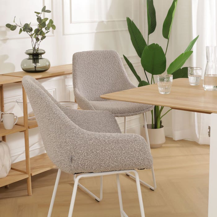 Nino-Mae barkruk bouclé taupe - wit onderstel - 75 cm barstoel - rugleuning - kookeiland - armleuning - hoge - design - luxe - stof - scandinavisch - comfortabele - bruingrijs