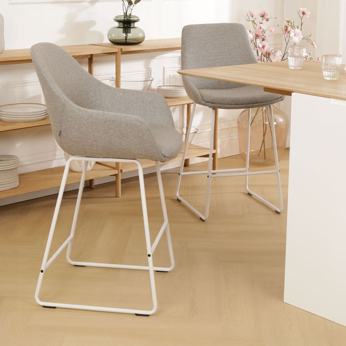 Nino-Mae barkruk warm grijs - wit onderstel - 65 cm barstoel - rugleuning - kookeiland - armleuning - design - luxe - stof - zithoogte 65 cm - scandinavisch - comfortabele