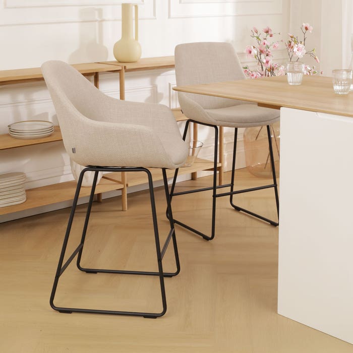 Nino-Mae barkruk beige - zwart onderstel - 75 cm barstoel - rugleuning - kookeiland - armleuning - hoge - design - luxe - stof - bruin - scandinavisch - comfortabele