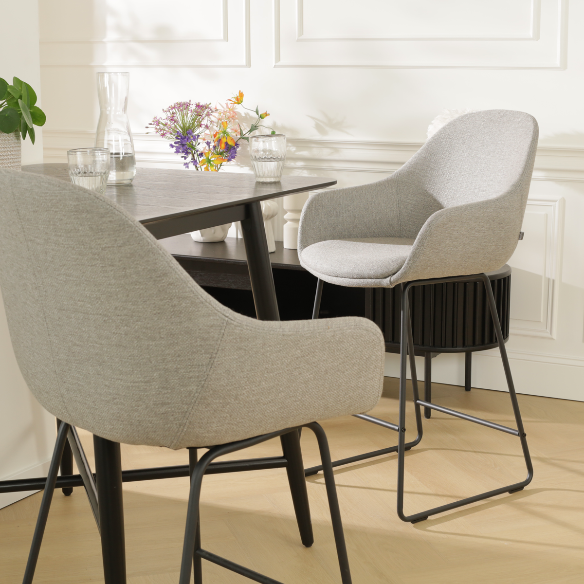 scandinavische hoge barkruk warm grijs - zwart onderstel - 75 cm - Nino-Mae