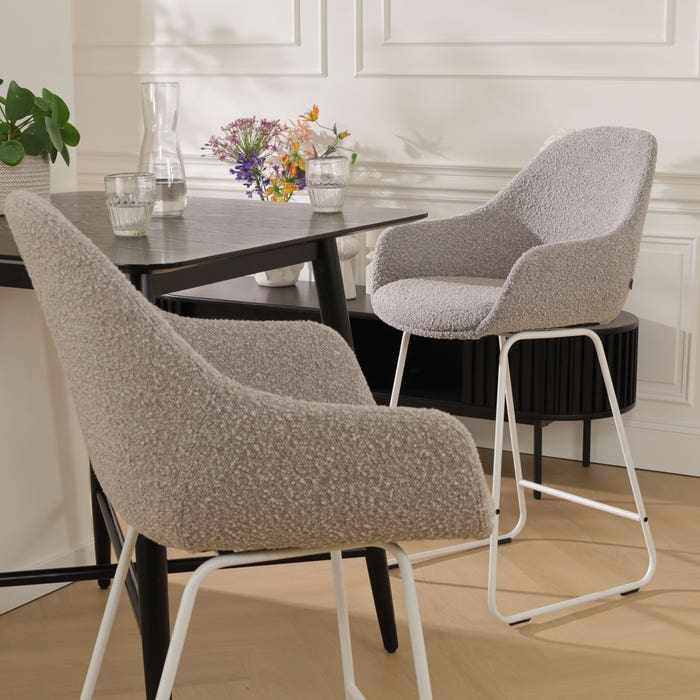 Nino-Mae barkruk bouclé taupe - wit onderstel - 65 cm - set van 2 barstoel - rugleuning - kookeiland - armleuning - design - luxe - stof - zithoogte 65 cm - scandinavisch - comfortabele - bruingrijs - set van 2