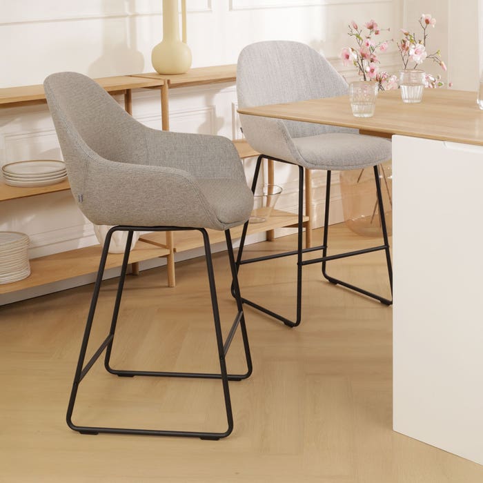 Nino-Mae barkruk warm grijs - zwart onderstel - 75 cm barstoel - rugleuning - kookeiland - armleuning - hoge - design - luxe - stof - scandinavisch - comfortabele