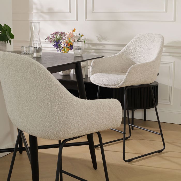 Nino-Mae barkruk bouclé beige - zwart onderstel - 75 cm - set van 2 barstoel - rugleuning - kookeiland - armleuning - hoge - design - luxe - stof - bruin - scandinavisch - comfortabele - set van 2