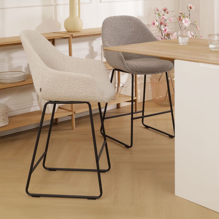 Nino-Mae barkruk bouclé beige - zwart onderstel - 75 cm barstoel - rugleuning - kookeiland - armleuning - hoge - design - luxe - stof - bruin - scandinavisch - comfortabele