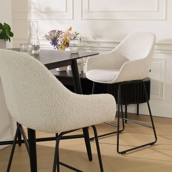 Nino-Mae barkruk bouclé beige - zwart onderstel - 65 cm - set van 2 barstoel - rugleuning - kookeiland - armleuning - design - luxe - stof - zithoogte 65 cm - scandinavisch - bruin - comfortabele - set van 2