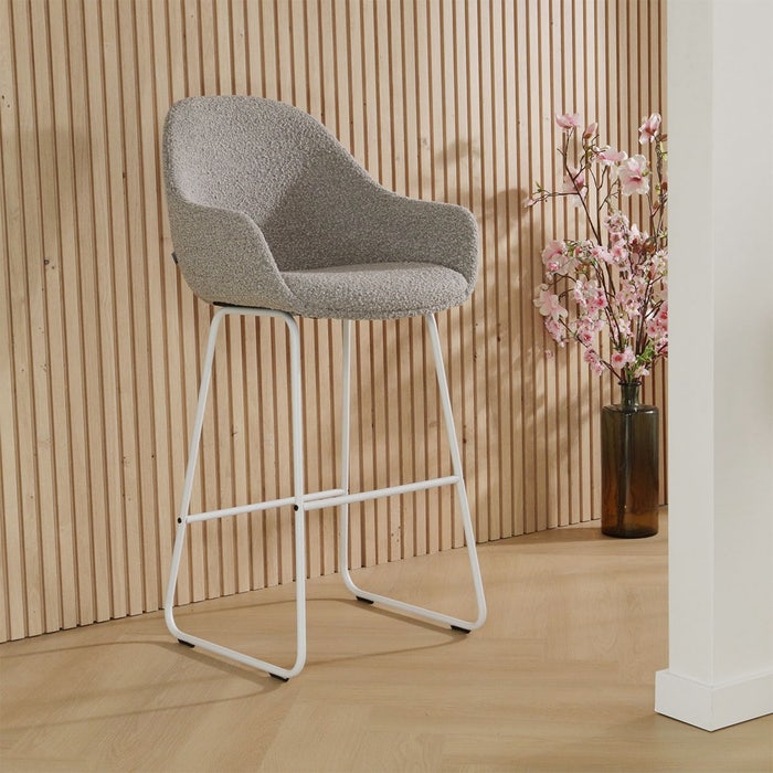 Nino-Mae barkruk bouclé taupe - wit onderstel - 75 cm - set van 2 barstoel - rugleuning - kookeiland - armleuning - hoge - design - luxe - stof - scandinavisch - comfortabele - bruingrijs - set van 2