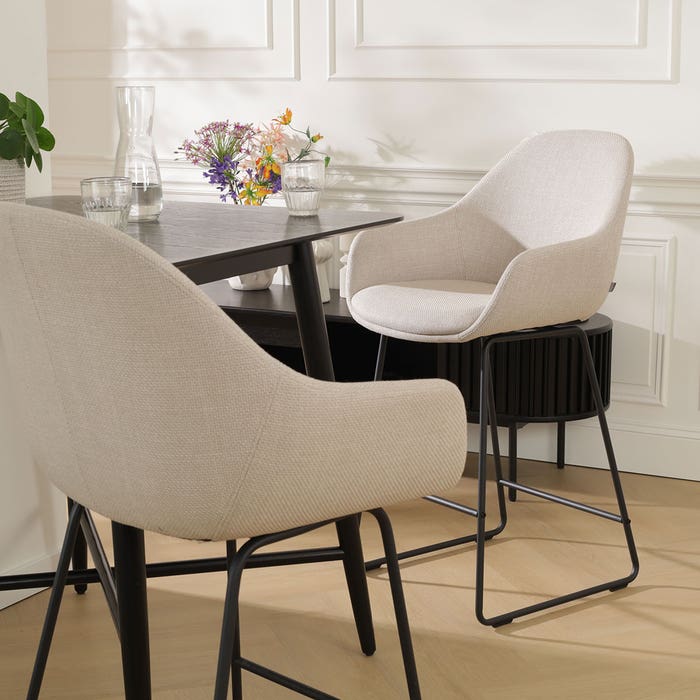 Nino-Mae barkruk beige - zwart onderstel - 65 cm - set van 2 barstoel - rugleuning - kookeiland - armleuning - design - luxe - stof - zithoogte 65 cm - scandinavisch - bruin - comfortabele - set van 2