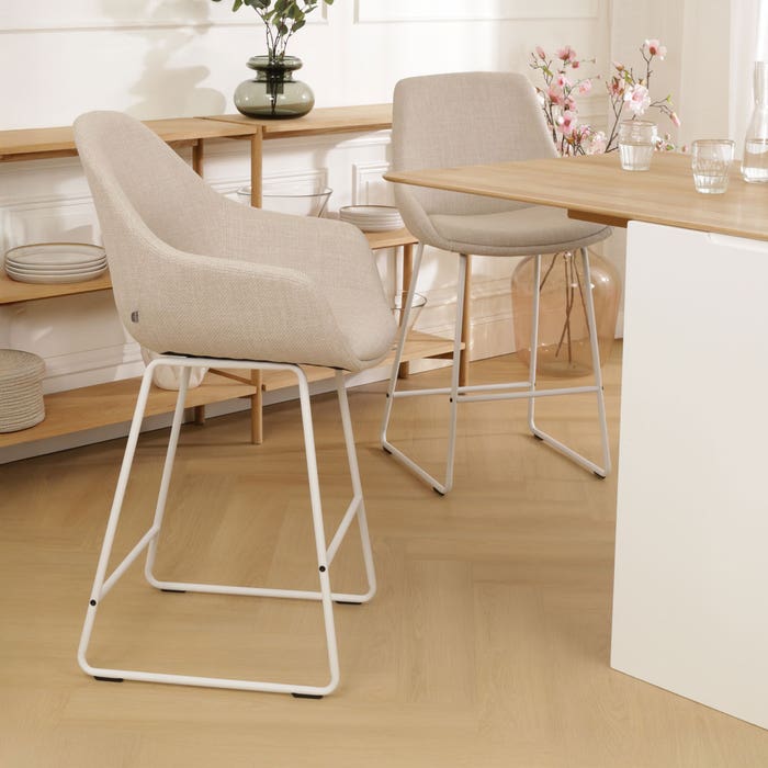 Nino-Mae barkruk beige - wit onderstel - 65 cm barstoel - rugleuning - kookeiland - armleuning - design - luxe - stof - zithoogte 65 cm - scandinavisch - bruin - comfortabele