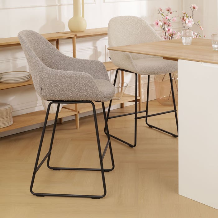 Nino-Mae barkruk bouclé taupe - zwart onderstel - 65 cm barstoel - rugleuning - kookeiland - armleuning - design - luxe - stof - zithoogte 65 cm - scandinavisch - comfortabele - bruingrijs