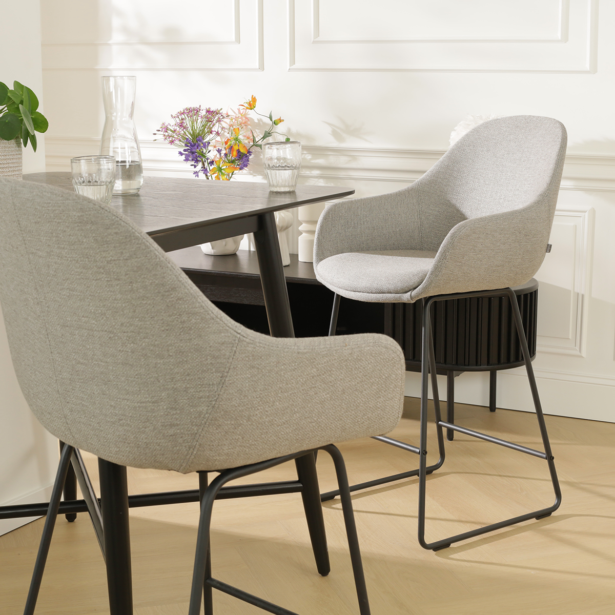 scandinavische barkruk voor een kookeiland warm grijs - zwart onderstel - 65 cm - Nino-Mae