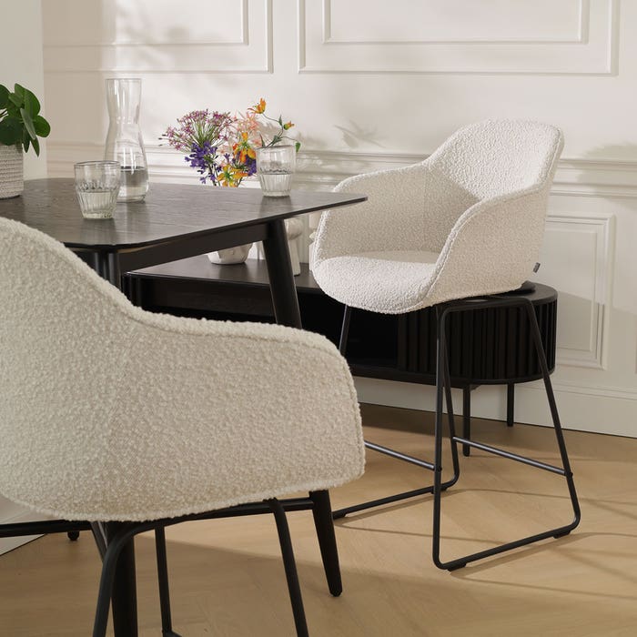 Nino-Mare barkruk bouclé beige - zwart onderstel - 65 cm barstoel - voor kookeiland - armleuning - rugleuning - luxe - stof - zithoogte 65 cm - lage - scandinavisch - comfortabele - zithoogte 75 cm - creme