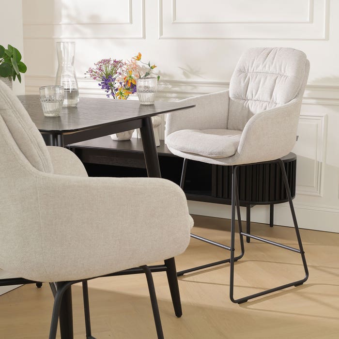 Nino-Mia barkruk beige - zwart onderstel - 65 cm - set van 2 barstoel - rugleuning - kookeiland - armleuning - luxe - stof - zithoogte 65 cm - scandinavisch - comfortabele - set van 2