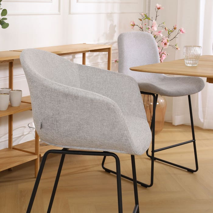 Nino-Otis barkruk lichtgrijs - zwart onderstel - 75 cm barstoel - rugleuning - armleuning - hoge - grijs - stof - japandi - scandinavisch