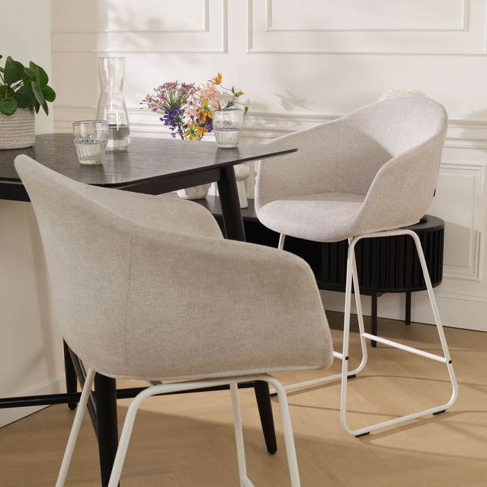 Nino-Otis barkruk beige - wit onderstel - 65 cm barstoel - rugleuning - kookeiland - armleuning - stof - creme - japandi - scandinavisch