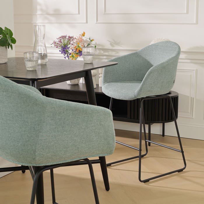 Nino-Otis barkruk zacht groen - zwart onderstel - 75 cm barstoel - rugleuning - armleuning - hoge - stof - lichtgroen - japandi - scandinavisch