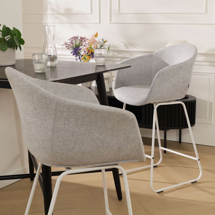 Nino-Otis barkruk lichtgrijs - wit onderstel - 65 cm barstoel - rugleuning - kookeiland - armleuning - grijs - stof - japandi - scandinavisch