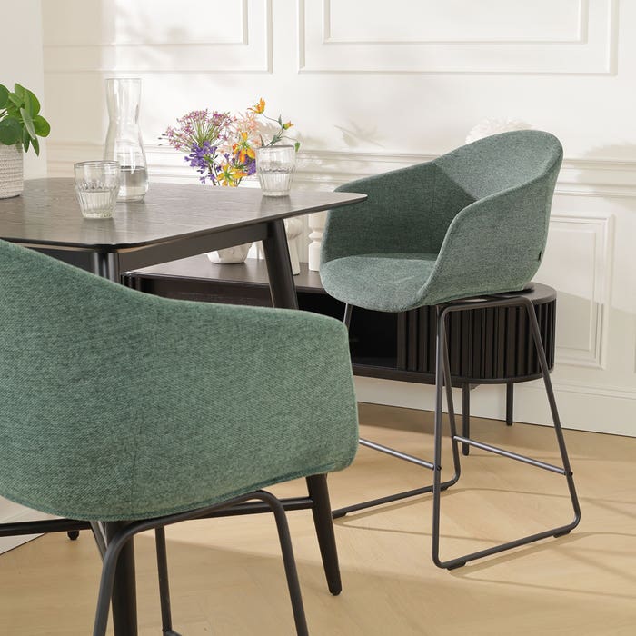 Nino-Otis barkruk donkergroen - zwart onderstel - 65 cm - set van 2 barstoel - rugleuning - kookeiland - armleuning - hoge - groen - stof - japandi - scandinavisch - set van 2