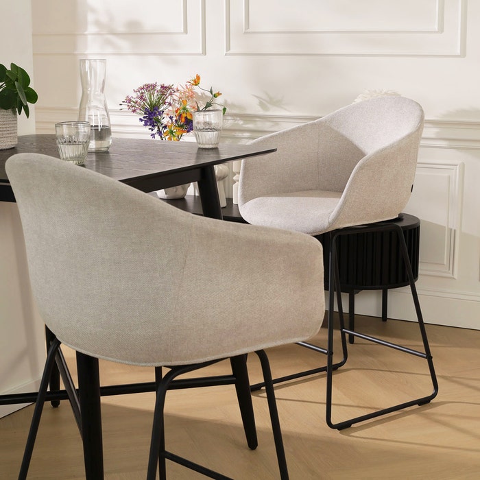 Nino-Otis barkruk beige - zwart onderstel - 75 cm barstoel - rugleuning - armleuning - stof - creme - japandi - scandinavisch