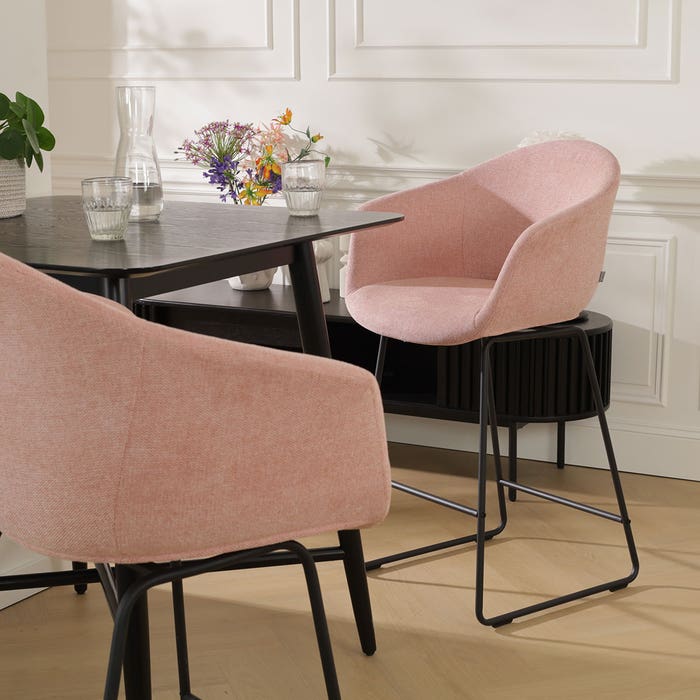 Nino-Otis barkruk zacht roze - zwart onderstel - 65 cm - set van 2 barstoel - rugleuning - armleuning - hoge - stof - lichtroze - japandi - scandinavisch - set van 2