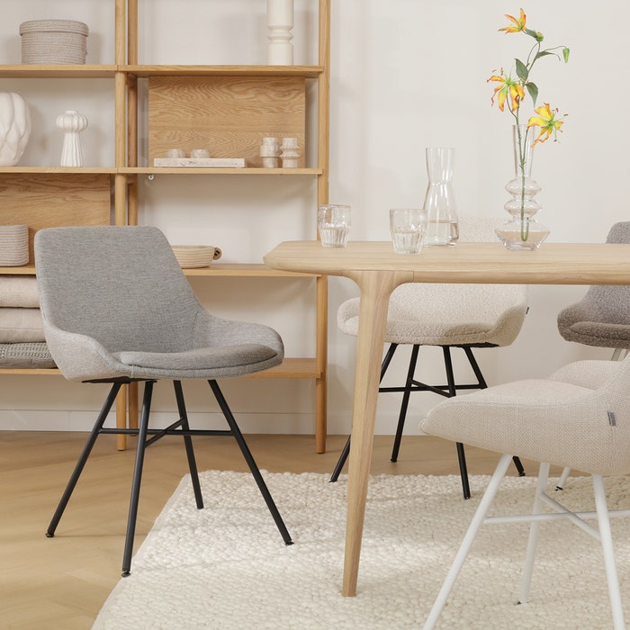 design eetkamerstoel warm grijs - zwart onderstel Noa-Isa 