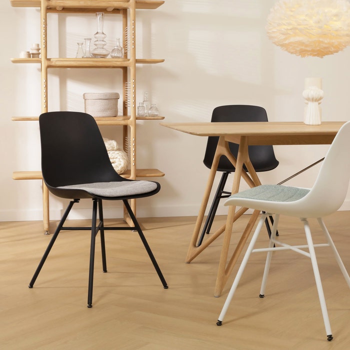 scandinavische eetkamerstoel wit met beige zitkussen - zwart onderstel Noa-Liv