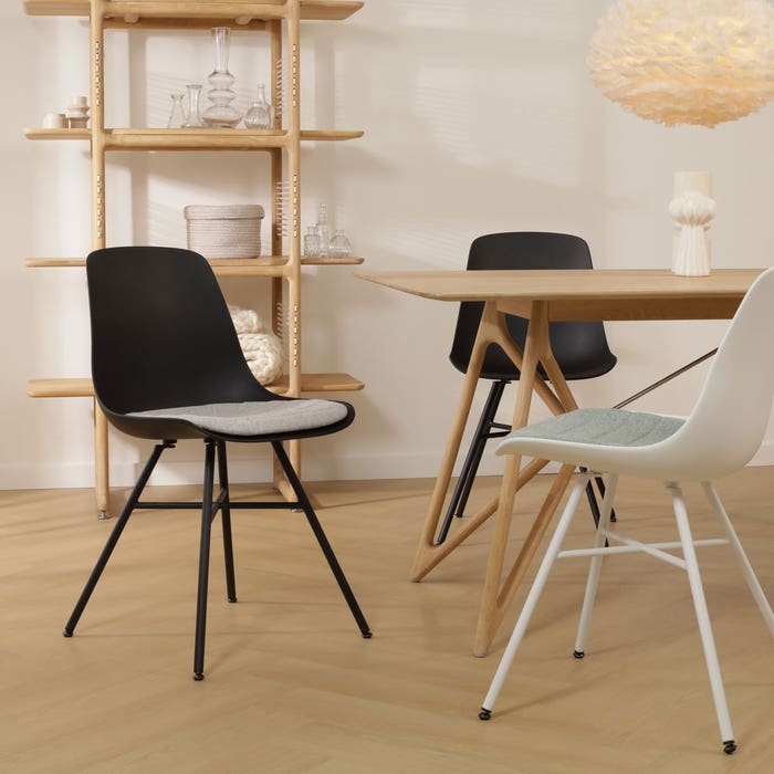 scandinavische eetkamerstoel zwart met beige zitkussen - wit onderstel Noa-Liv