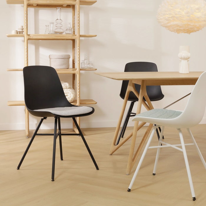 scandinavische eetkamerstoel zwart met beige zitkussen - zwart onderstel Noa-Liv