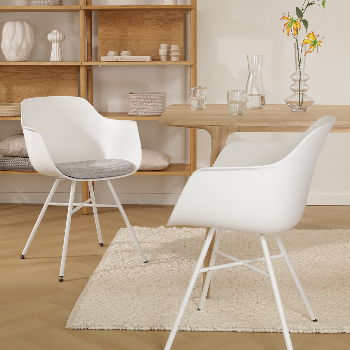 scandinavische eetkamerstoel wit met lichtgrijs zitkussen - wit onderstel Noa-Liz