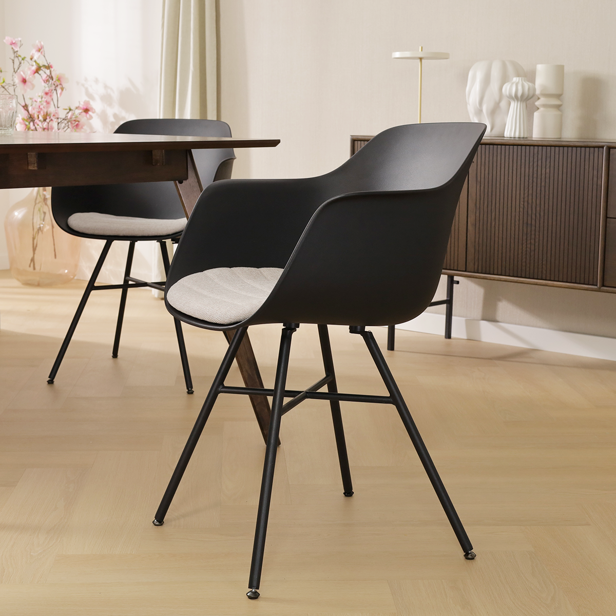 scandinavische eetkamerstoel zwart met beige zitkussen - zwart onderstel Noa-Liz