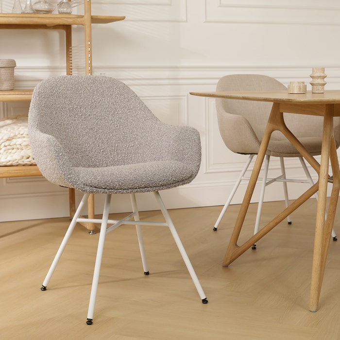 Noa-Mae eetkamerstoel bouclé taupe - wit onderstel - set van 2 met armleuning - design - scandinavisch - stof - luxe - armstoel - comfortabele - bruingrijs - set van 2