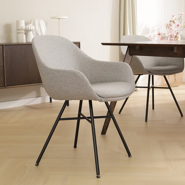 Noa-Mae eetkamerstoel warm grijs - zwart onderstel met armleuning - design - scandinavisch - stof - luxe - armstoel - comfortabele