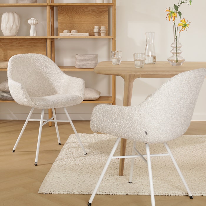 Noa-Mae eetkamerstoel bouclé beige - wit onderstel - set van 2 met armleuning - design - bruin - scandinavisch - luxe - stof - armstoel - comfortabele - japandi - set van 2