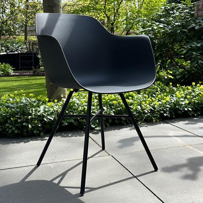 Noa-Puk kunststof tuinstoel zwart - zwart onderstel - terrasstoel - plastic - buiten - balkon - lichtgewicht - dining - zwart kunststof - met armleuning - zonder kussen