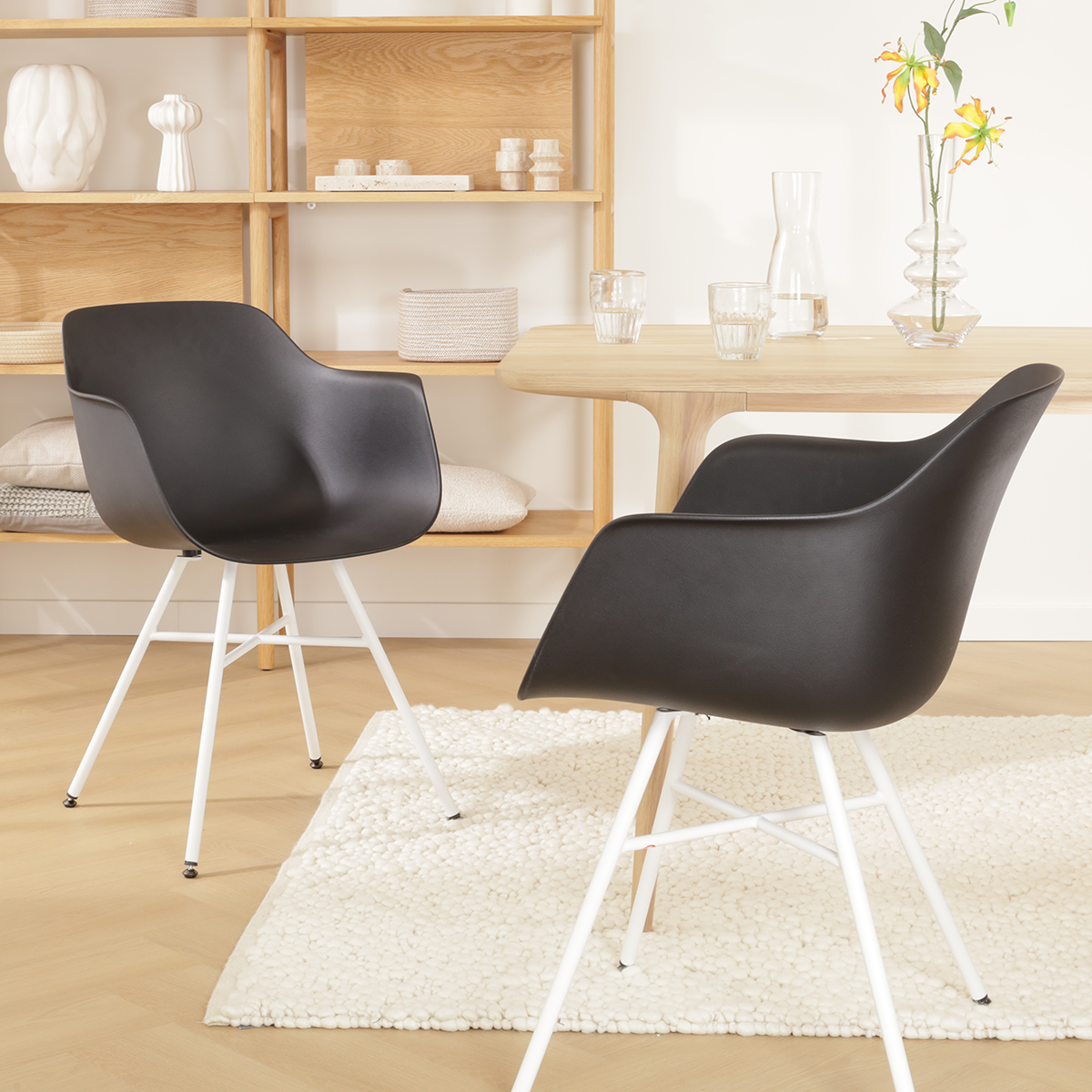 scandinavische eetkamerstoel zwart - wit onderstel Noa-Puk