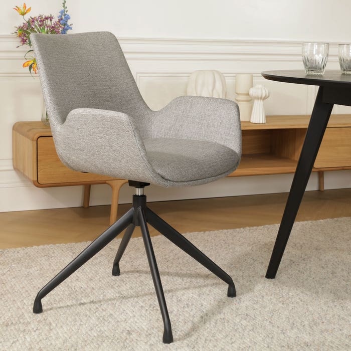 Nola-Eef draaibare eetkamerstoel warm grijs - zwart onderstel met armleuning - draaibaar - design - scandinavisch - luxe- stof - armstoel