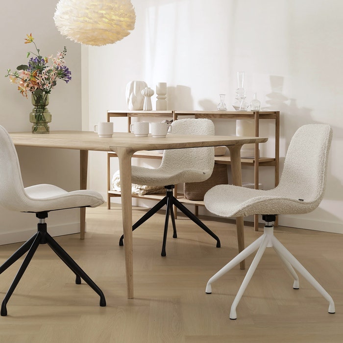 scandinavische draaibare eetkamerstoel bouclé beige  - zwart onderstel Nola-Fé 
