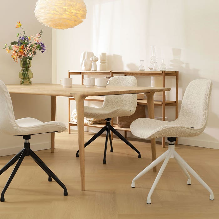 scandinavische draaibare eetkamerstoel bouclé beige  - wit onderstel Nola-Fé 