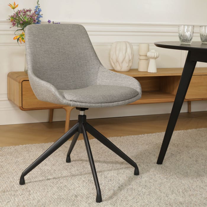 Nola-Isa draaibare eetkamerstoel warm grijs - zwart onderstel draaibaar - design - stof - scandinavisch - luxe