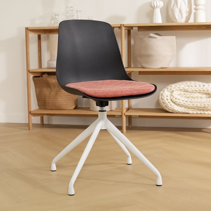 Nola-Liv draaibare eetkamerstoel zwart met terracotta rood zitkussen - wit onderstel eetkamerstoel - draaibaar - scandinavisch - modern - kunststof witte poten