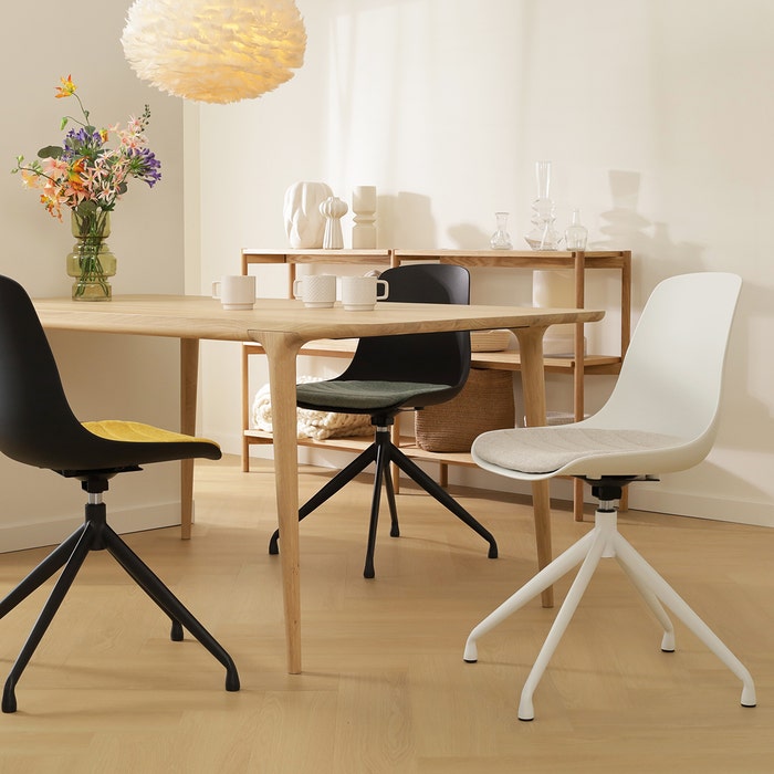 scandinavische draaibare eetkamerstoel zwart met beige zitkussen - zwart onderstel Nola-Liv 
