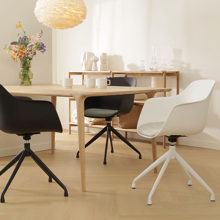 scandinavische draaibare eetkamerstoel wit met beige zitkussen - wit onderstel Nola-Liz 