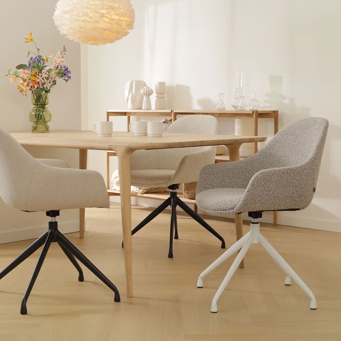 comfortabele draaibare eetkamerstoel bouclé taupe - zwart onderstel Nola-Mae