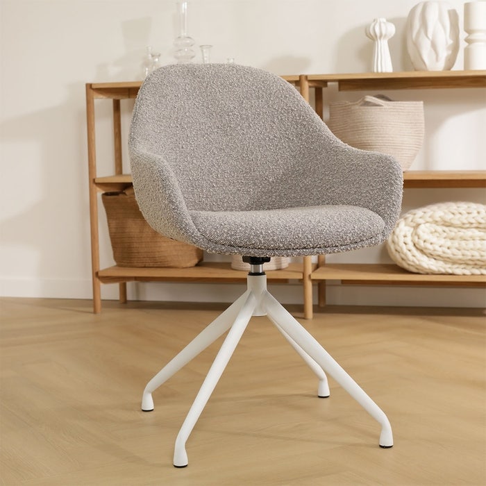 Nola-Mae draaibare eetkamerstoel bouclé taupe - wit onderstel - set van 2 met armleuning - draaibaar - design - stof - scandinavisch - japandi - luxe - armstoel - comfortabele - bruingrijs - set van 2