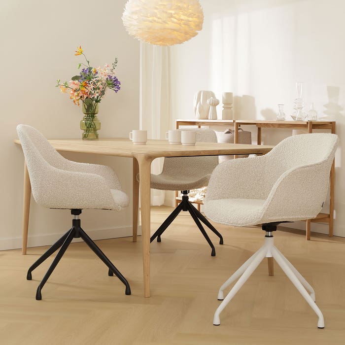 comfortabele draaibare eetkamerstoel bouclé beige - zwart onderstel Nola-Mae