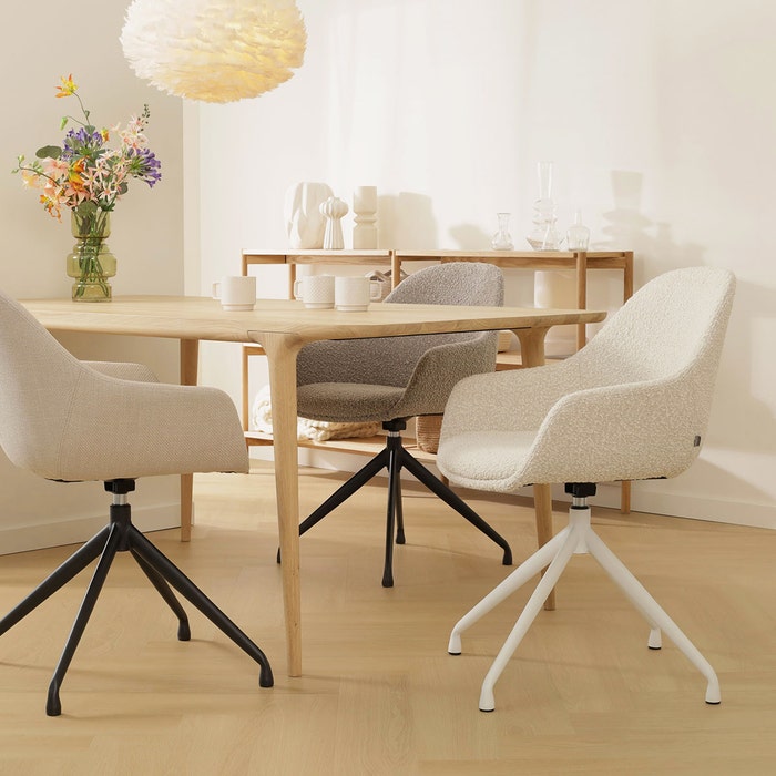 comfortabele draaibare eetkamerstoel bouclé beige - wit onderstel Nola-Mae