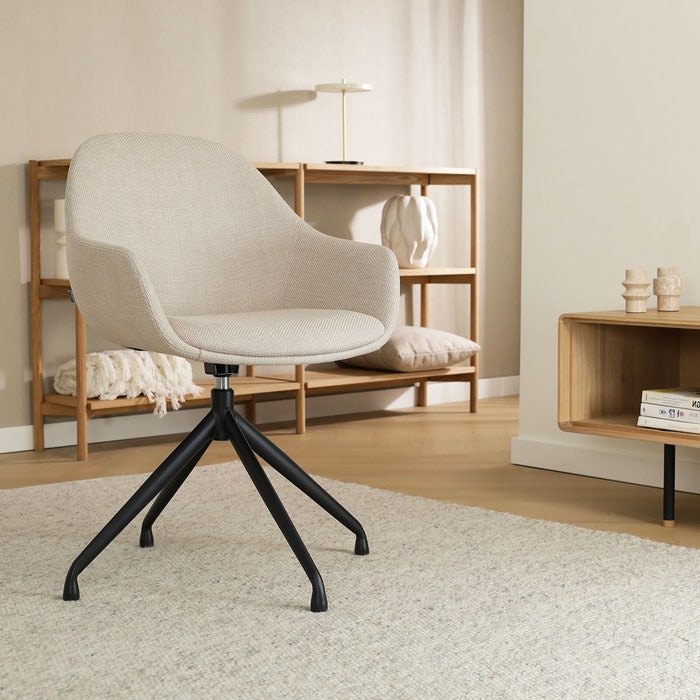 Nola-Mae draaibare eetkamerstoel beige - zwart onderstel - set van 2 met armleuning - draaibaar - design - bruin - scandinavisch - japandi - luxe - stof - armstoel - comfortabele - set van 2